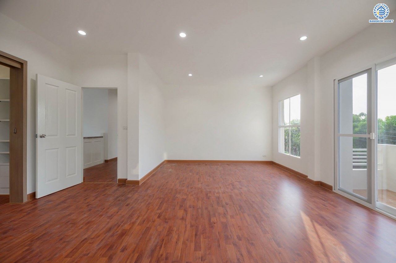 บ้านมือสองตกแต่งใหม่ โครงการ คาซ่าแกรนด์ รัตนาธิเบศร์-ราชพฤกษ์ บ้านเดี่ยวจากแบรนด์ Q.House เนื้อที่ 68 ตร.ว. ฟังก์ชัน 3 ห้องนอน 4 ห้องน้ำ 1 ห้องแม่บ้าน จอดรถได้ถึง 2 คัน พร้อม Facilities ครบครัน บนทำเลเดินทางสะดวก ติดถนนราชพฤกษ์ ใกล้เซ็นทรัลเวสต์เกต และรถไฟฟ้าสายสีม่วง "สถานีบางรักใหญ่"